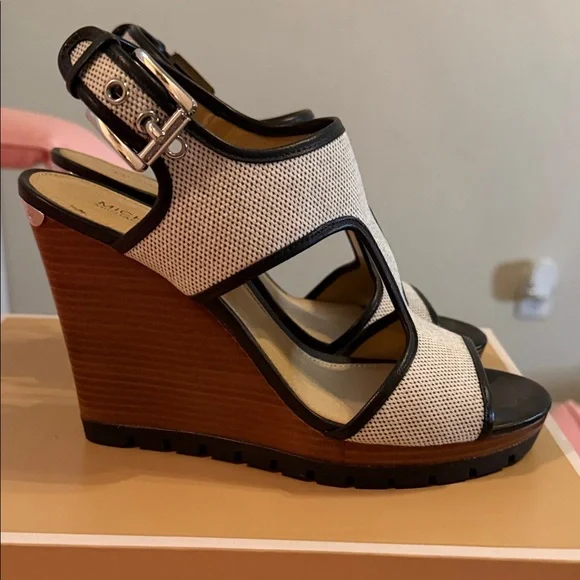 NWT Michael Kors Gillian Black and Cream Canvas Wedges - Picture 3 of 10